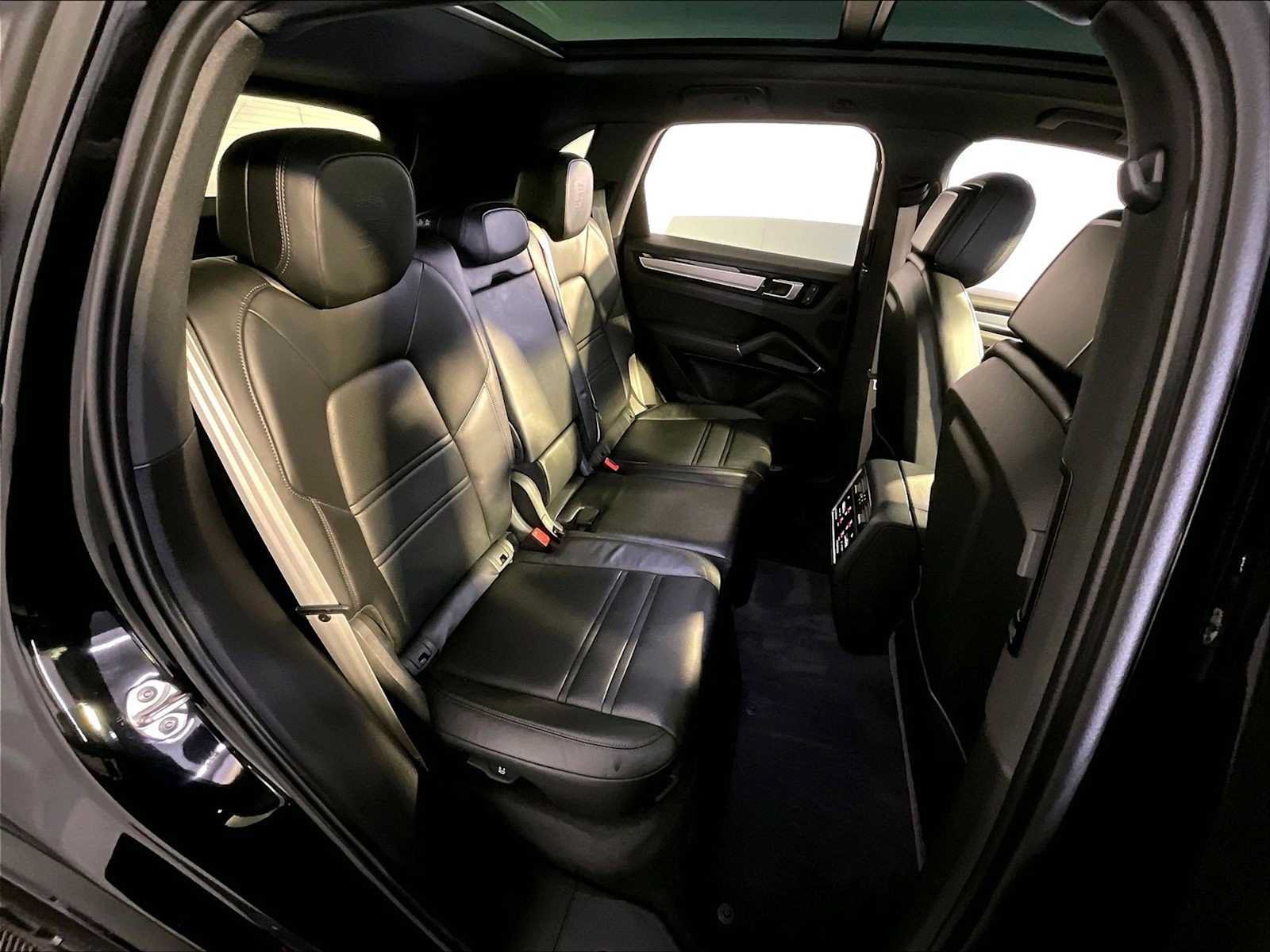 Certified 2023 Porsche Cayenne Platinum Edition AWD/4WD image 23