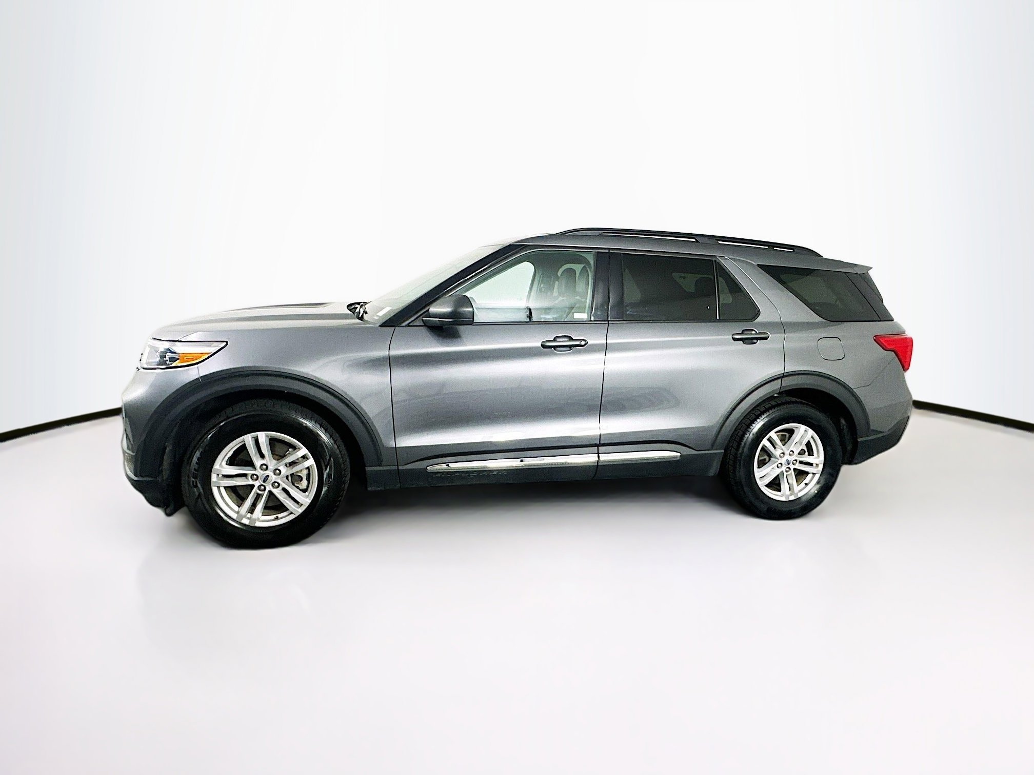 Used 2023 Ford Explorer XLT w/ Equipment Group 202A image 4