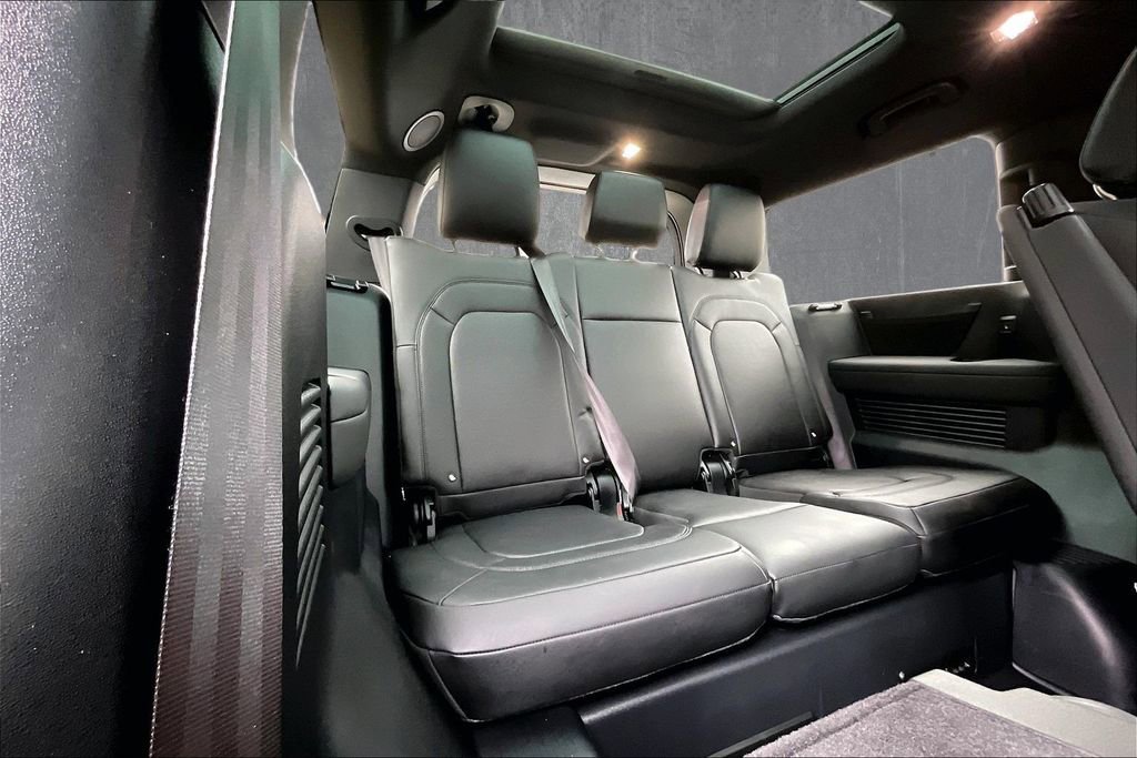 Used 2025 Land Rover Defender 130 X-Dynamic SE image 26