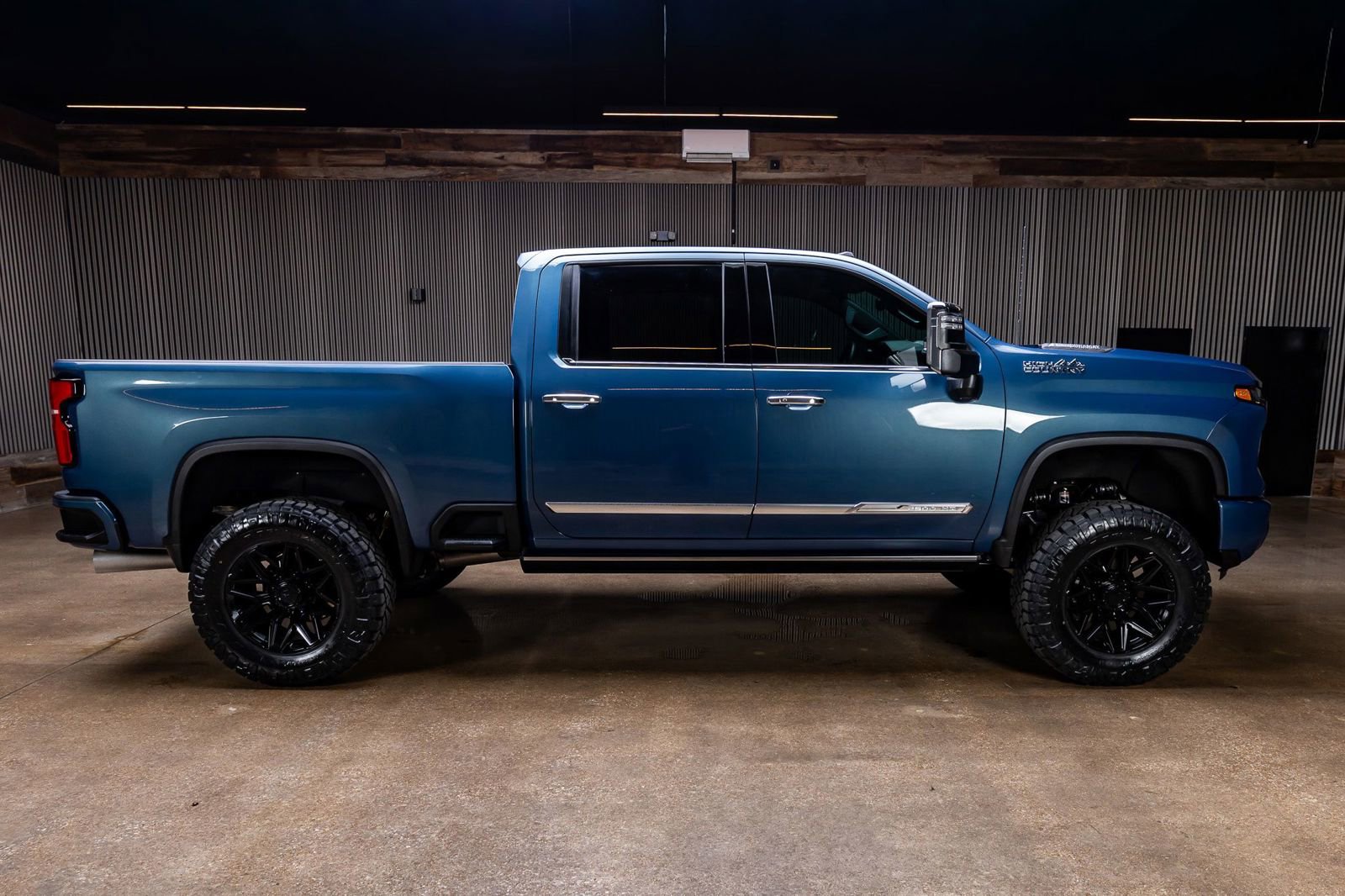 Used 2024 Chevrolet Silverado 2500 High Country w/ High Country Premium Package AWD/4WD image 11