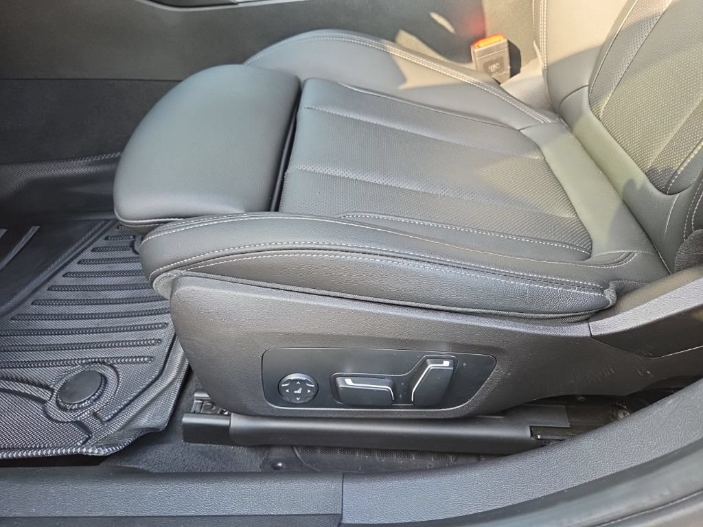 Used 2025 BMW 330i xDrive Sedan AWD/4WD image 19