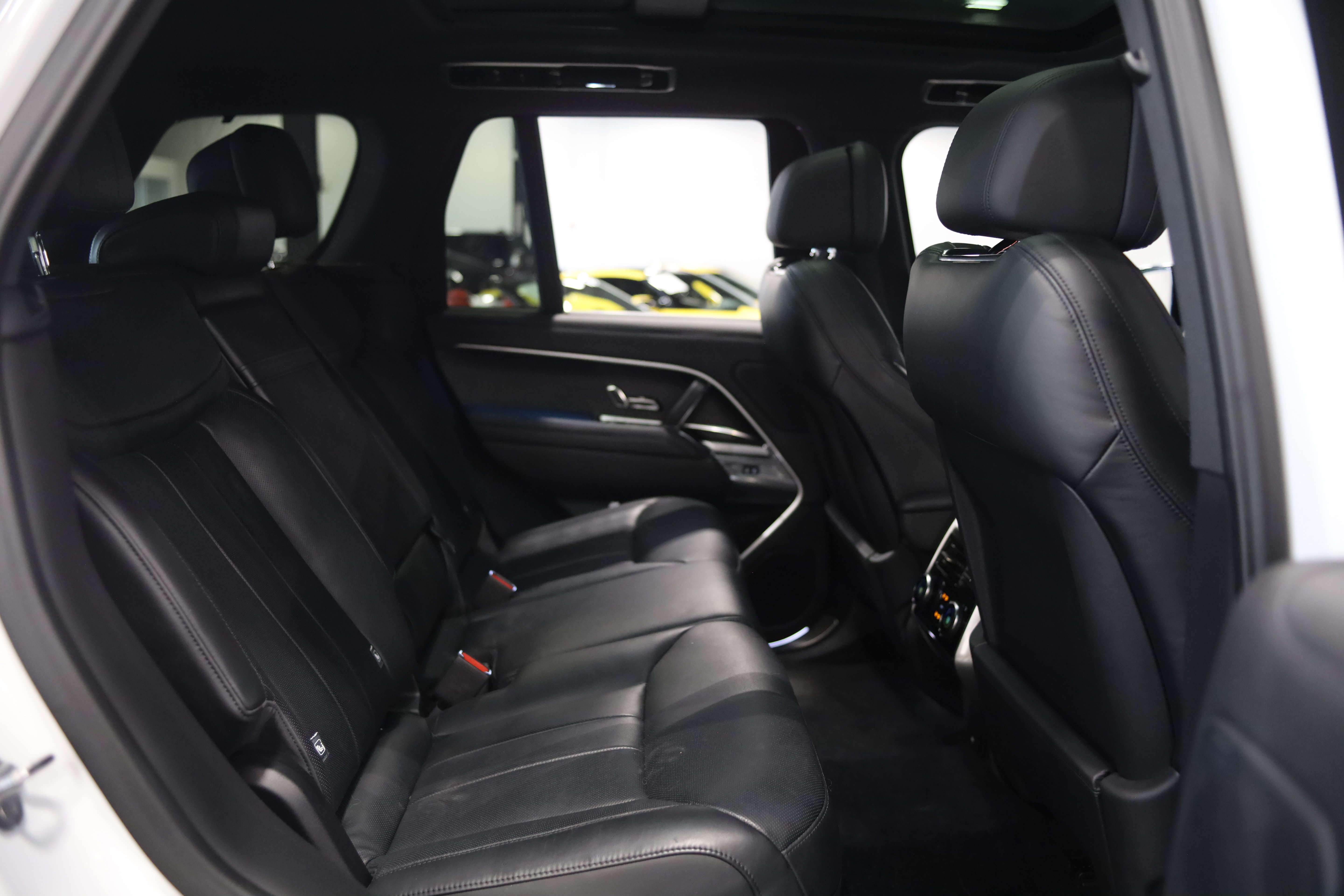 Used 2024 Land Rover Range Rover SE AWD/4WD image 40