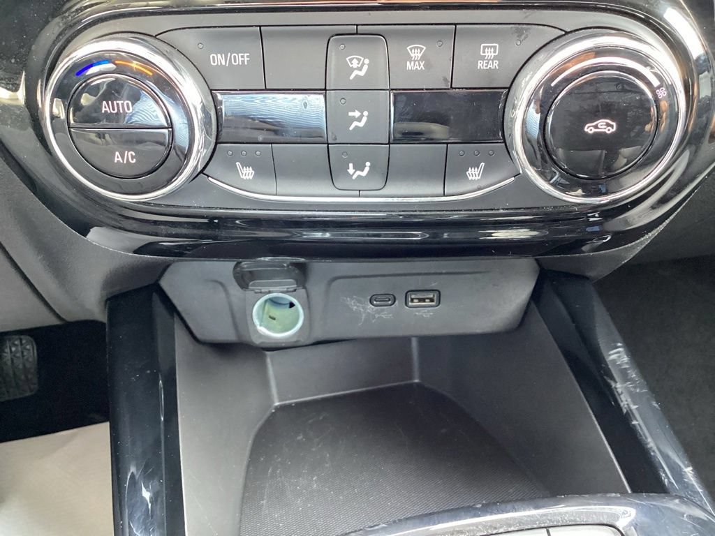 Used 2025 Chevrolet Trax LT w/ LT Convenience Package FWD image 18