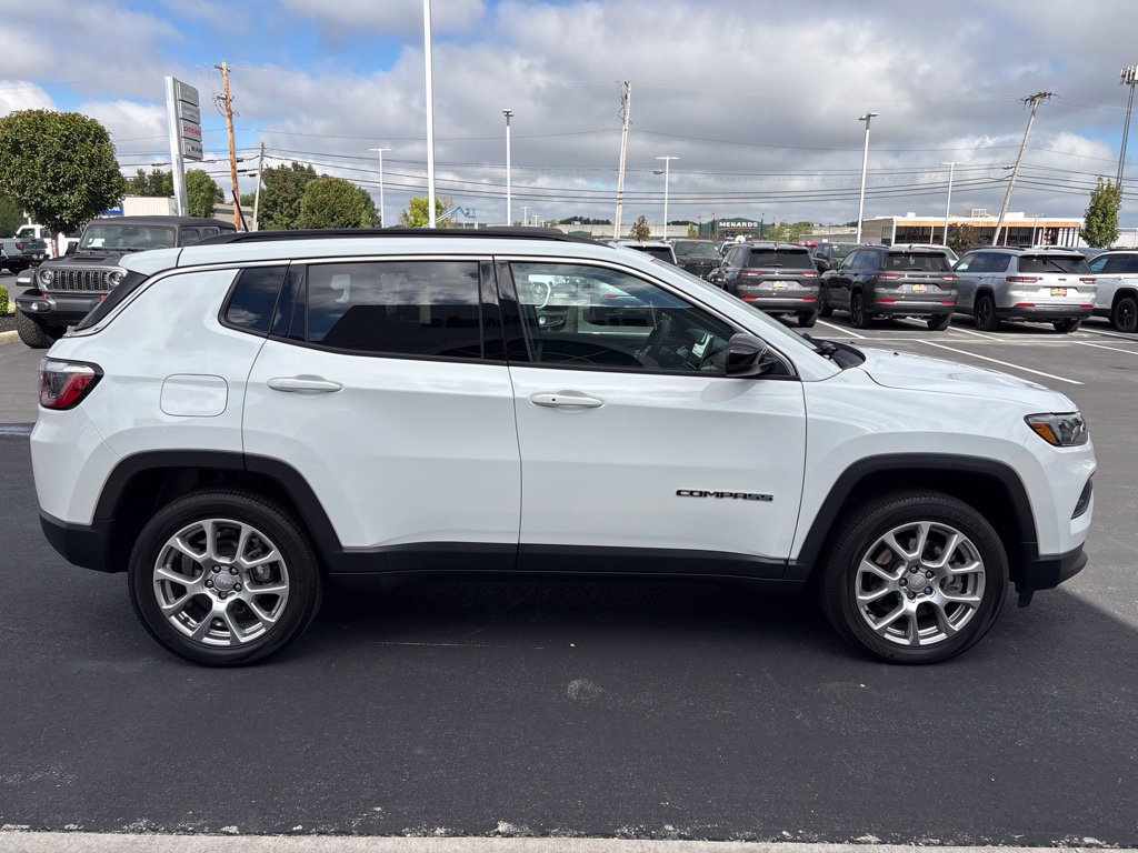Used 2023 Jeep Compass Latitude w/ Sun and Sound Group AWD/4WD image 6