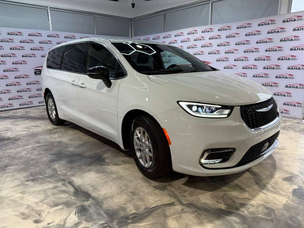 Used 2025 Chrysler Pacifica Select image 5