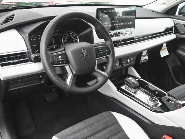 New 2025 Mitsubishi Outlander SE image 15