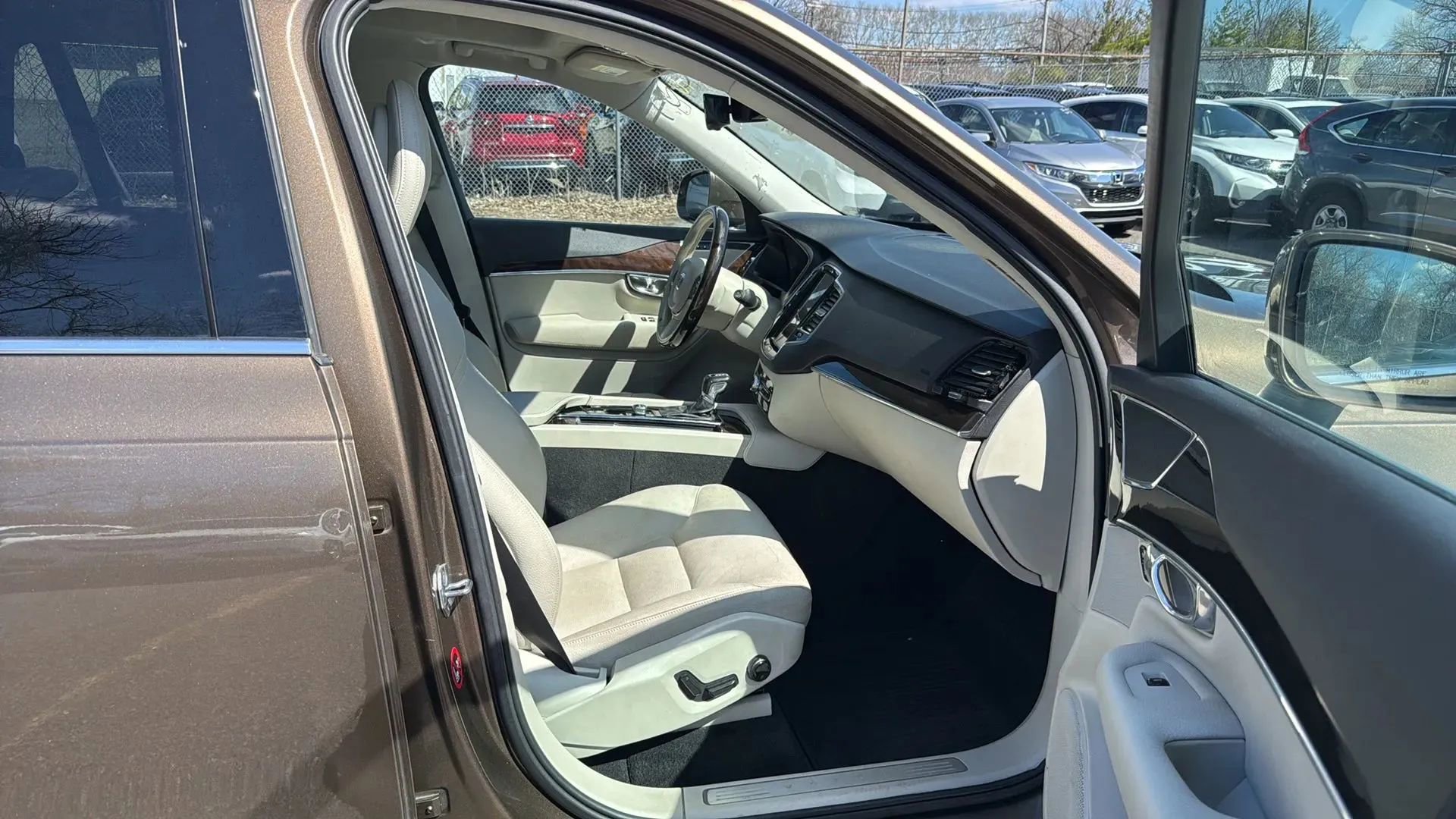 Used 2016 Volvo XC90 T6 Momentum w/ Momentum Plus Package AWD/4WD image 23