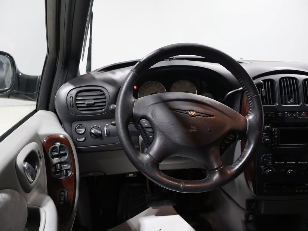 Used 2004 Chrysler Town & Country Limited image 17