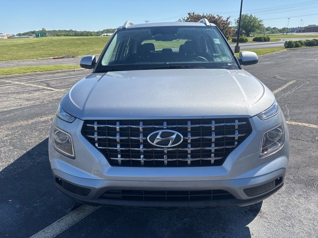 Used 2025 Hyundai Venue SEL FWD image 2