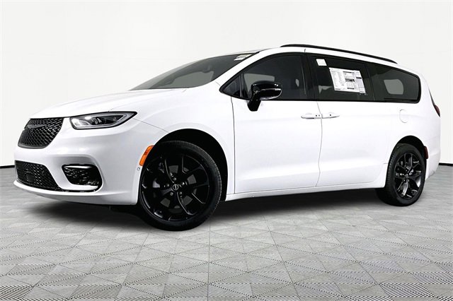 New 2026 Chrysler Pacifica Limited w/ Uconnect Theater Family Group