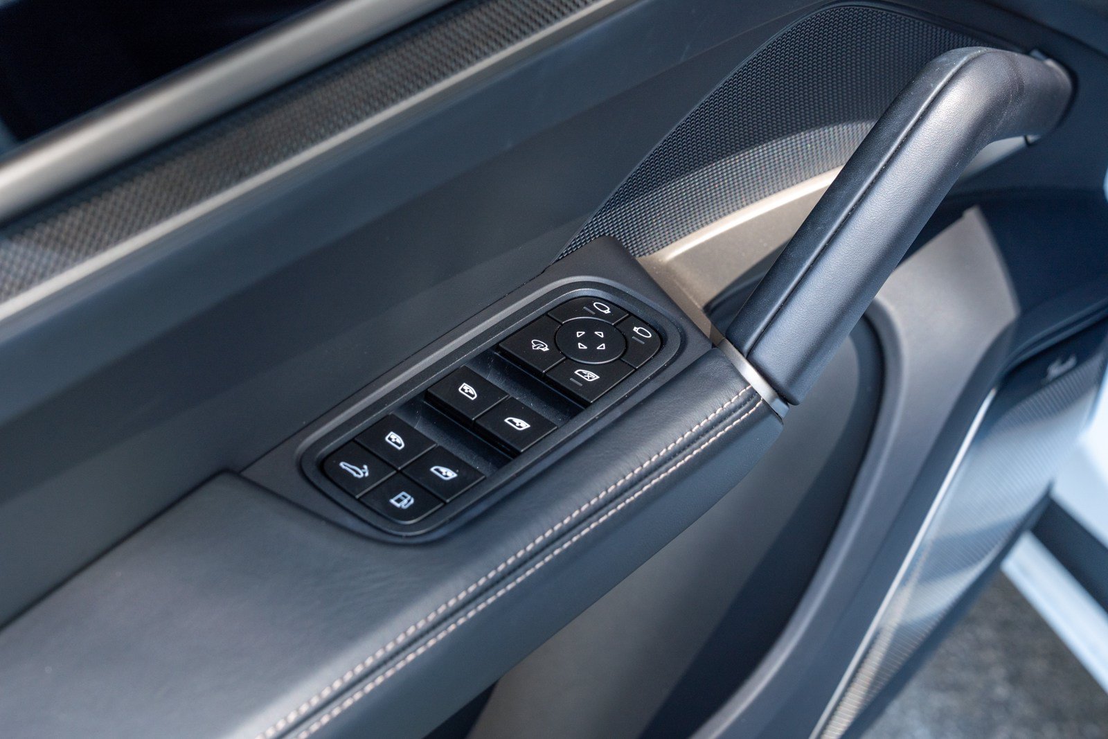 Certified 2025 Porsche Cayenne Turbo AWD/4WD image 21