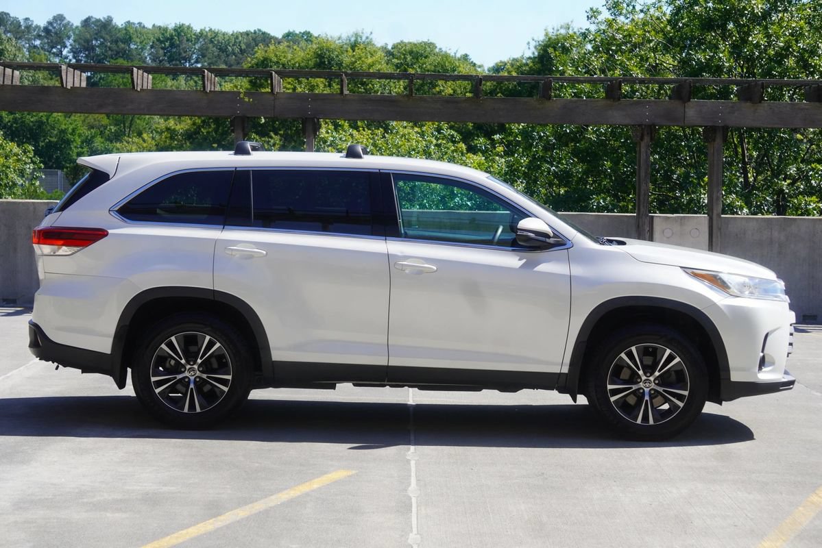 Used 2019 Toyota Highlander LE AWD/4WD image 38
