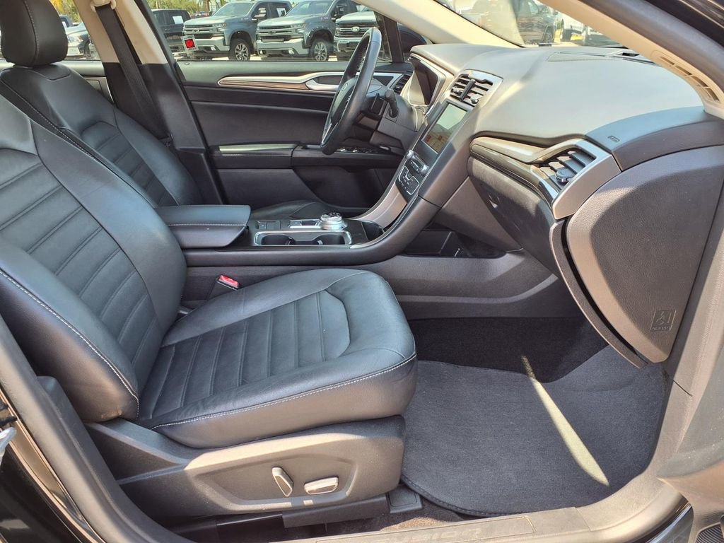 Used 2018 Ford Fusion SE w/ Fusion SE Technology Package FWD image 12