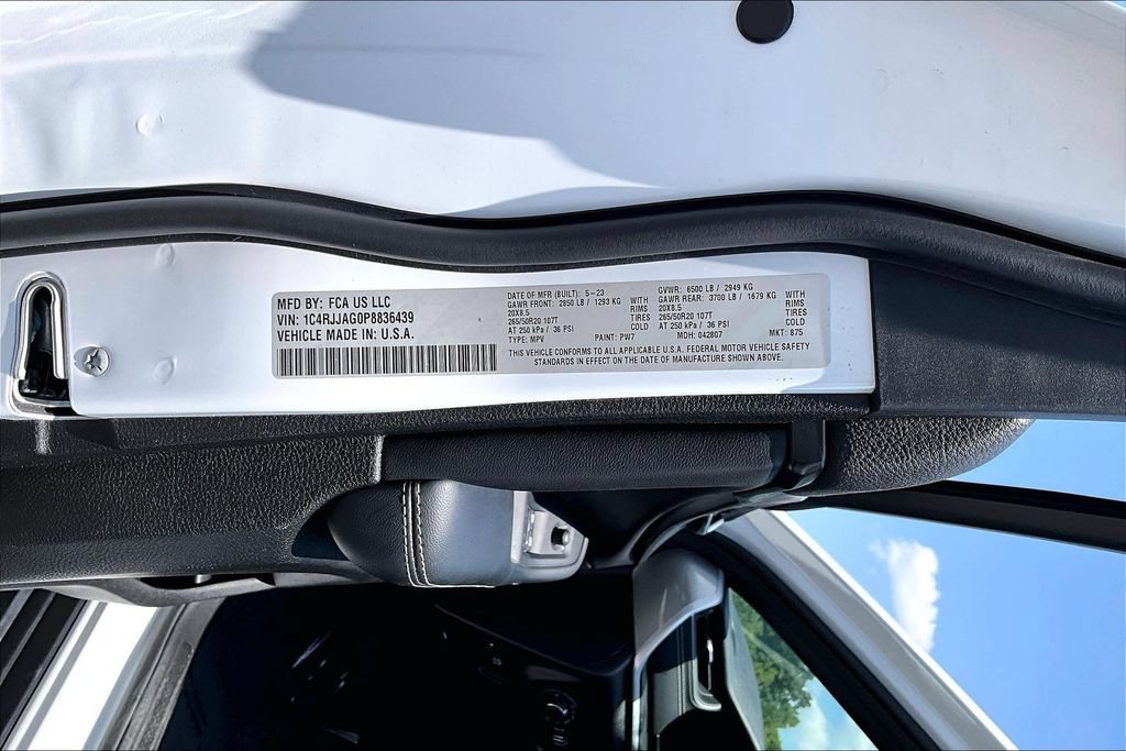 Used 2023 Jeep Grand Cherokee L Laredo RWD image 16