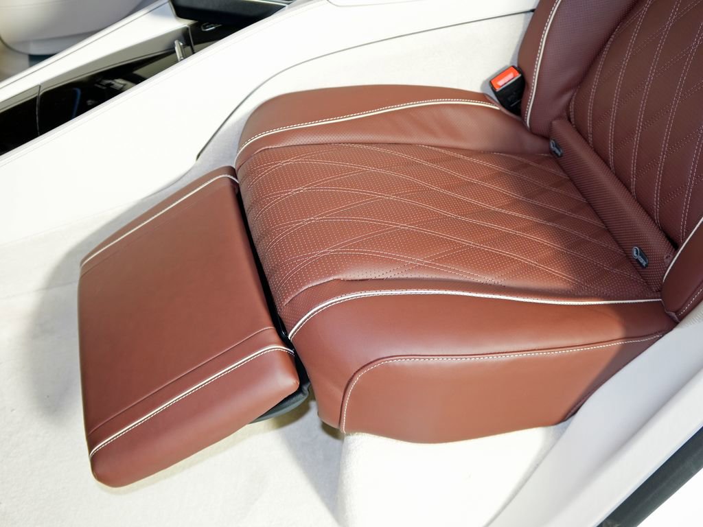 Used 2026 Mercedes-Benz Maybach GLS 600 4MATIC image 37