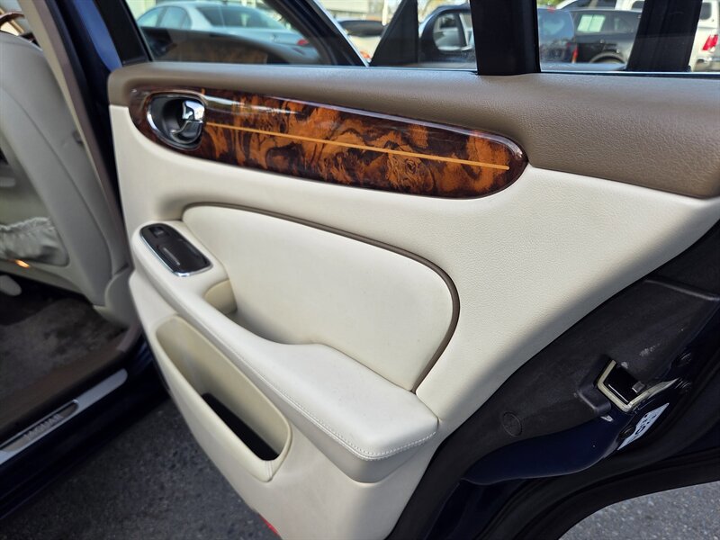 Used 2006 Jaguar XJ8 image 27