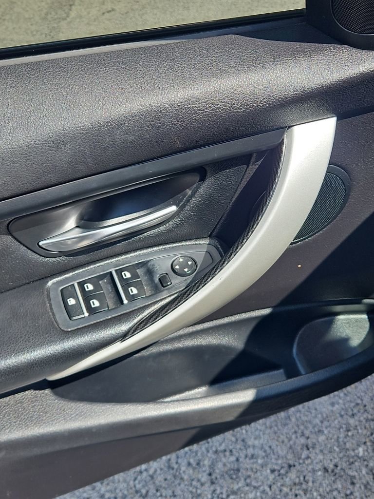 Used 2017 BMW 320i Sedan RWD image 11