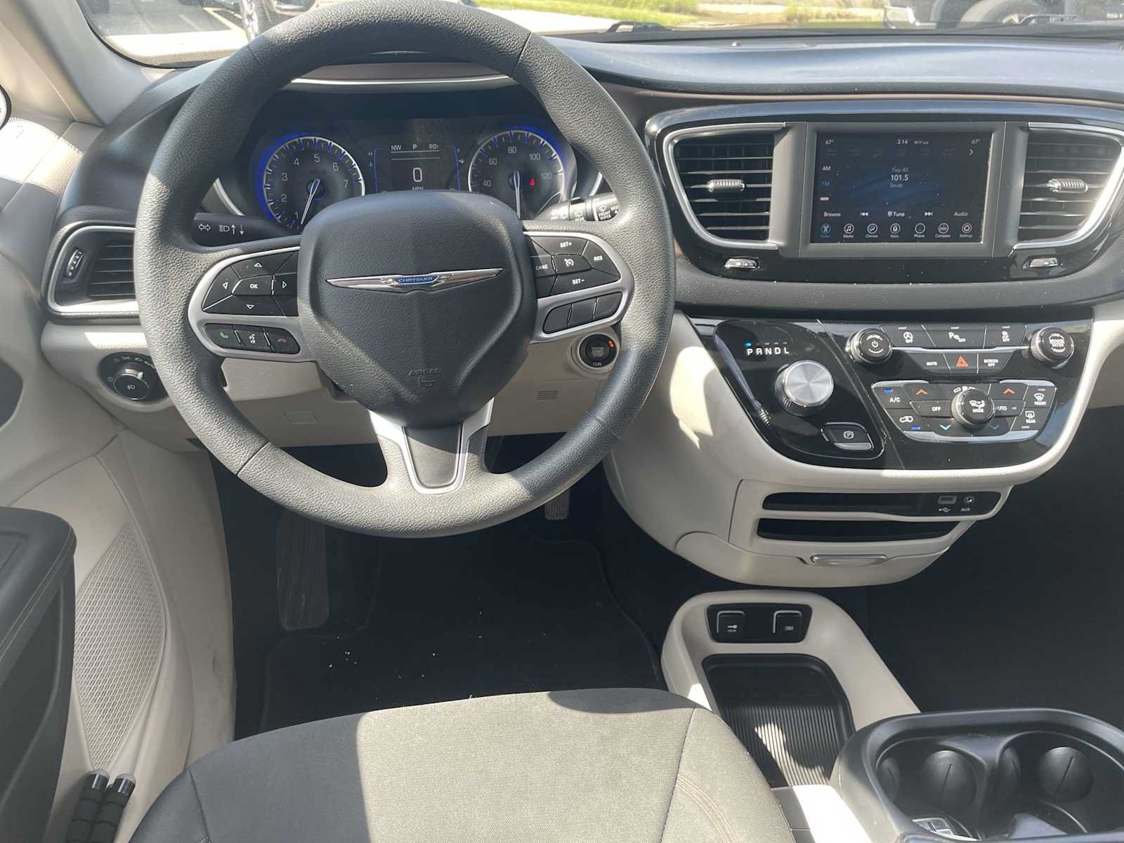 Used 2018 Chrysler Pacifica Touring Plus w/ Tire & Wheel Group FWD image 11