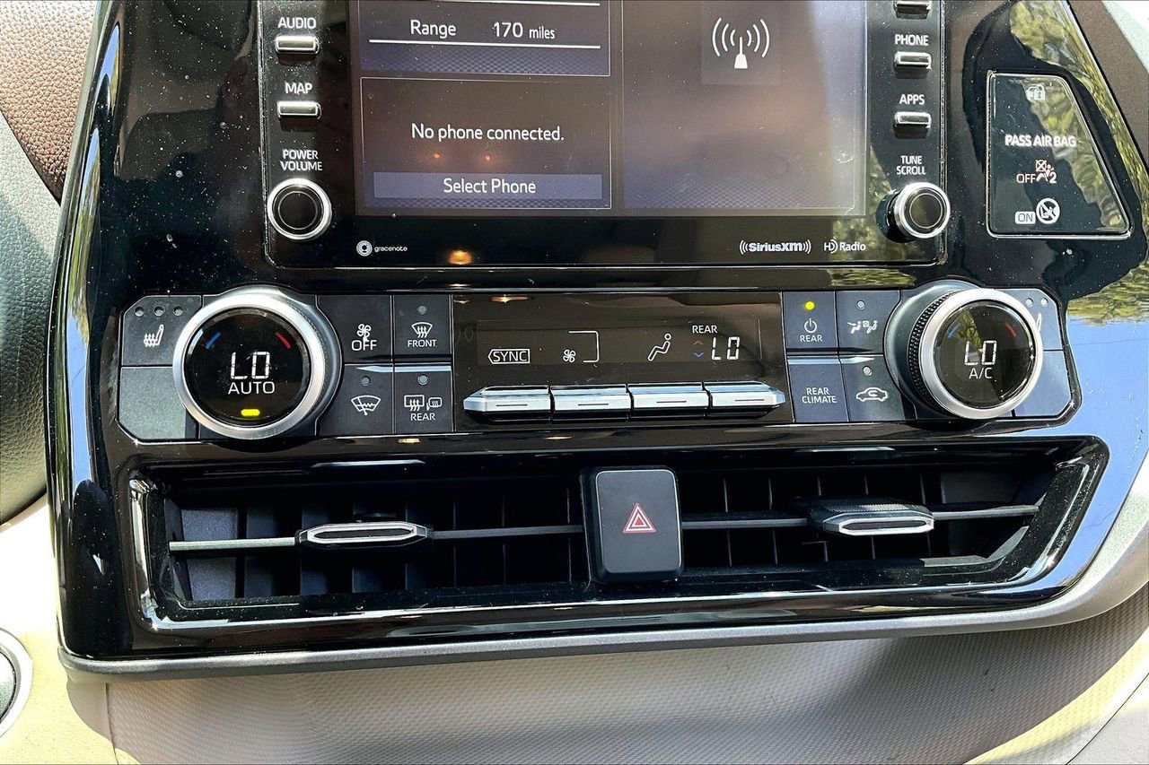 Used 2020 Toyota Highlander XLE FWD image 25