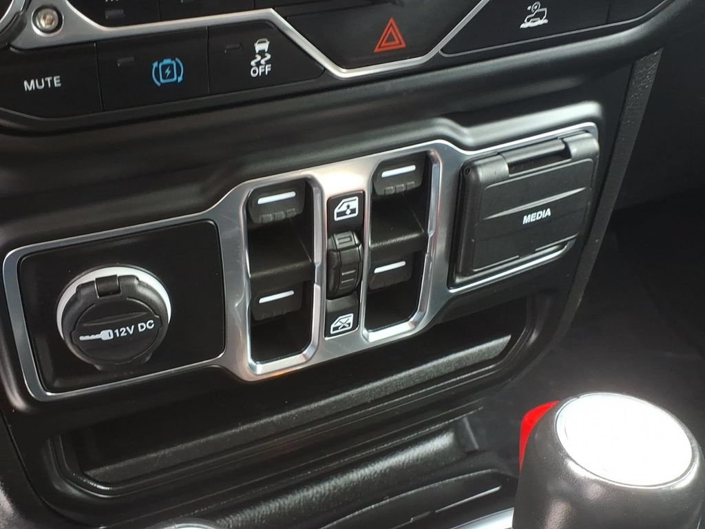 Used 2022 Jeep Wrangler Unlimited Sahara w/ Cold Weather Group AWD/4WD image 13