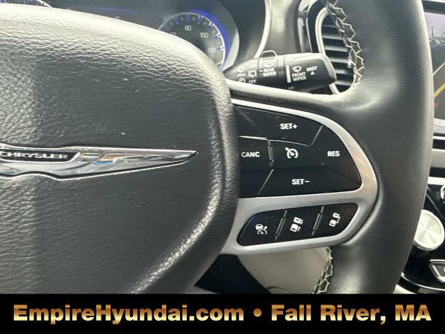 Used 2023 Chrysler Pacifica Touring-L image 29