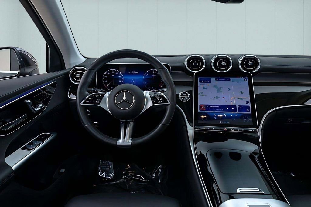 Used 2025 Mercedes-Benz GLC 350e 4MATIC w/ Driver Assistance Package image 36