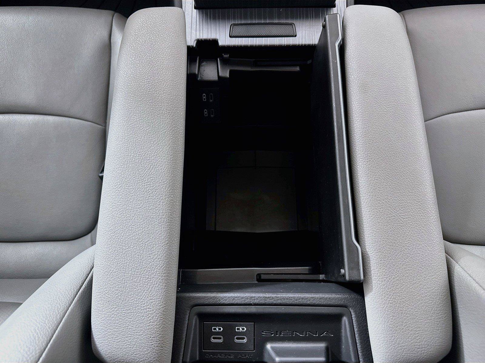 Certified 2025 Toyota Sienna XLE FWD image 33