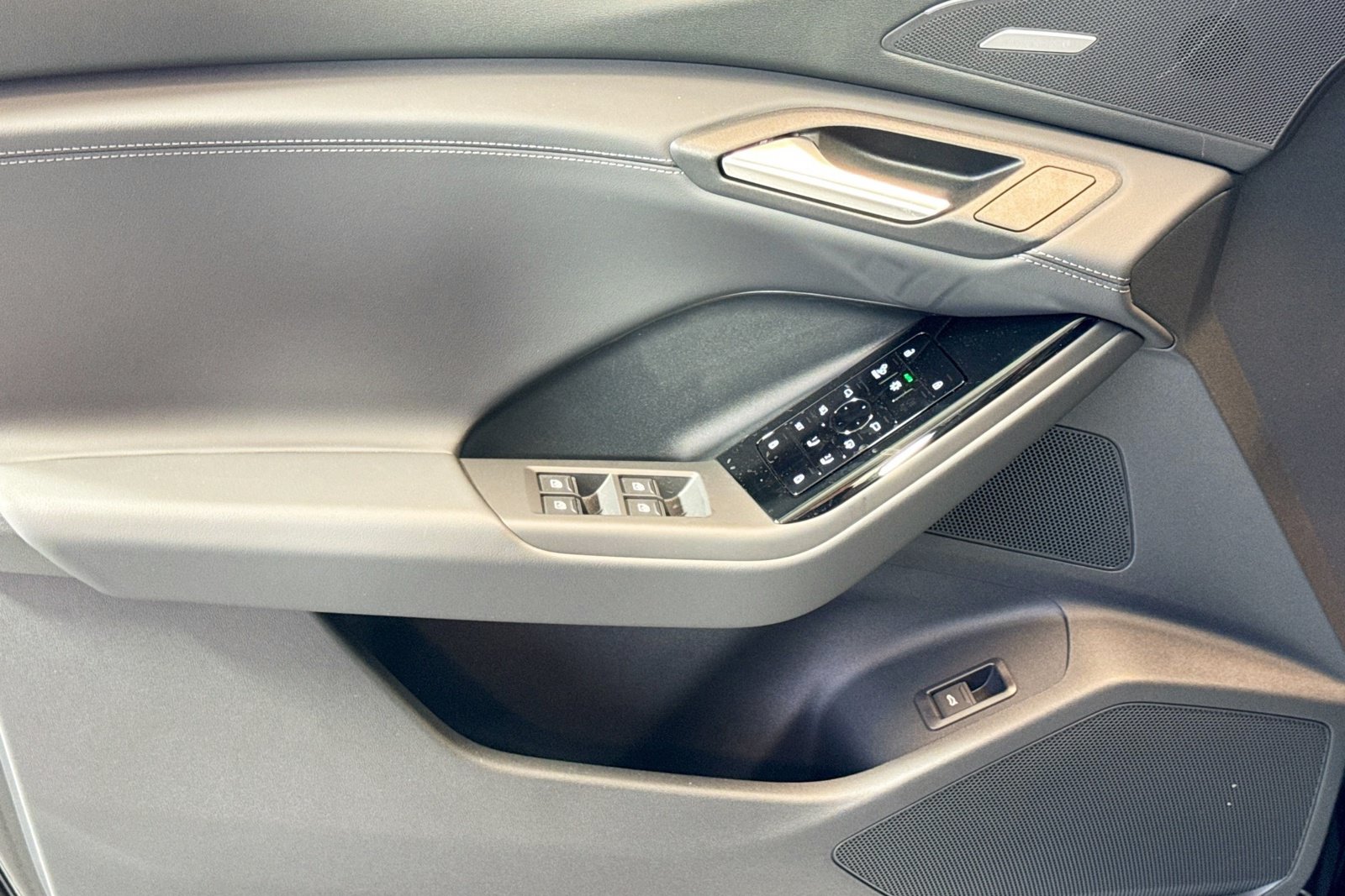 New 2027 Audi SQ6 e-tron Premium Plus AWD/4WD image 15