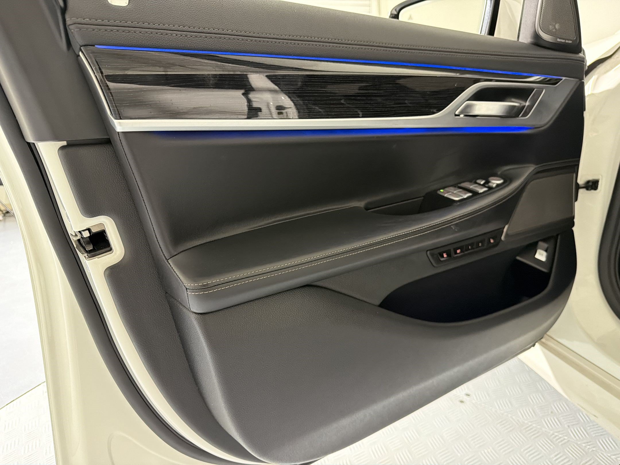 Used 2020 BMW 740i xDrive w/ M Sport Package AWD/4WD image 10