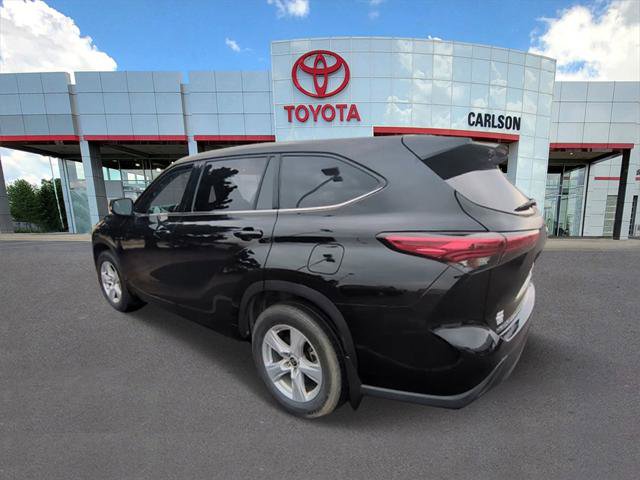 Used 2020 Toyota Highlander LE image 2