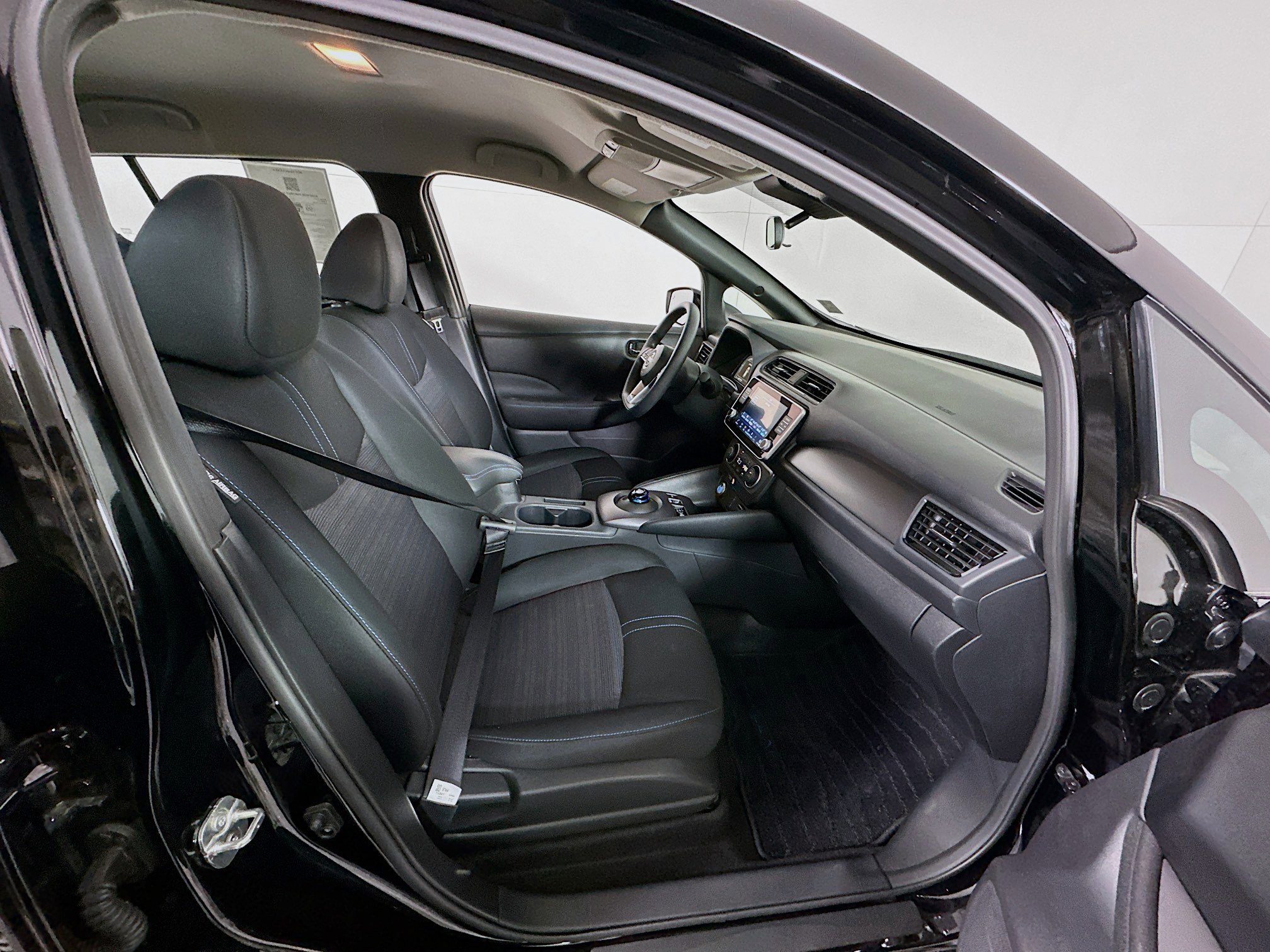 Used 2025 Nissan Leaf S image 31