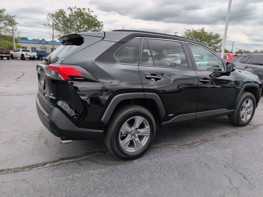 Used 2024 Toyota RAV4 LE AWD/4WD image 5