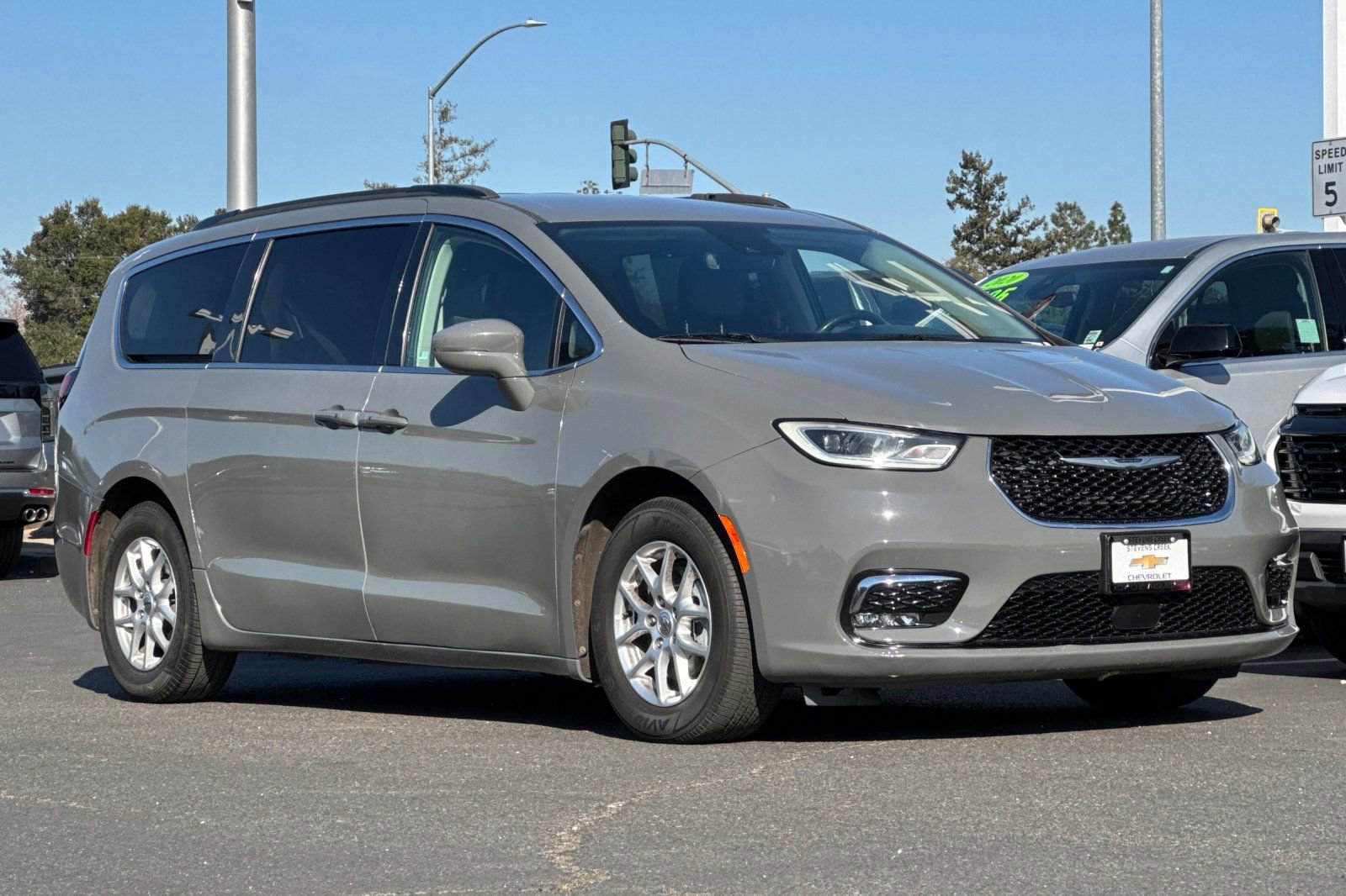 Used 2022 Chrysler Pacifica Touring-L image 2