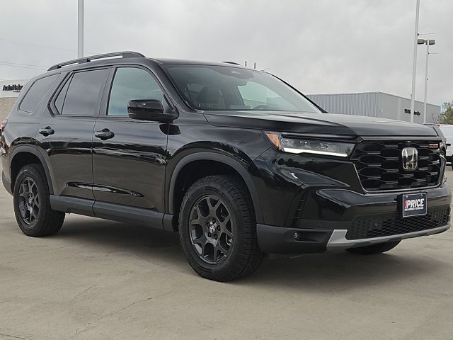 Used 2025 Honda Pilot TrailSport image 3