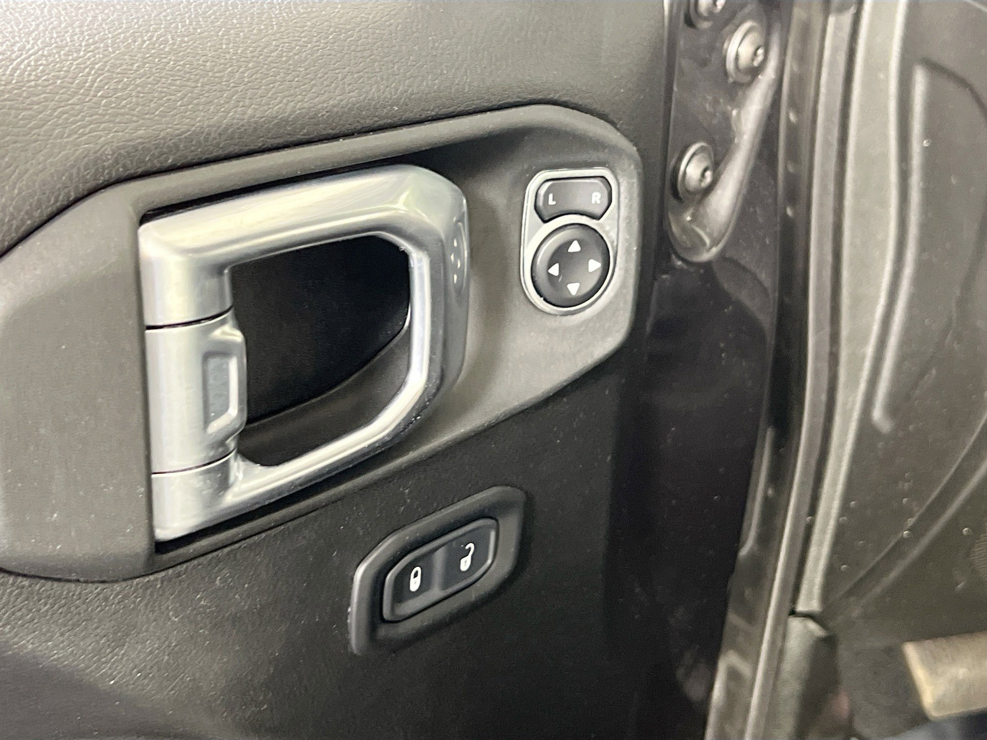 Used 2022 Jeep Gladiator Willys AWD/4WD image 17