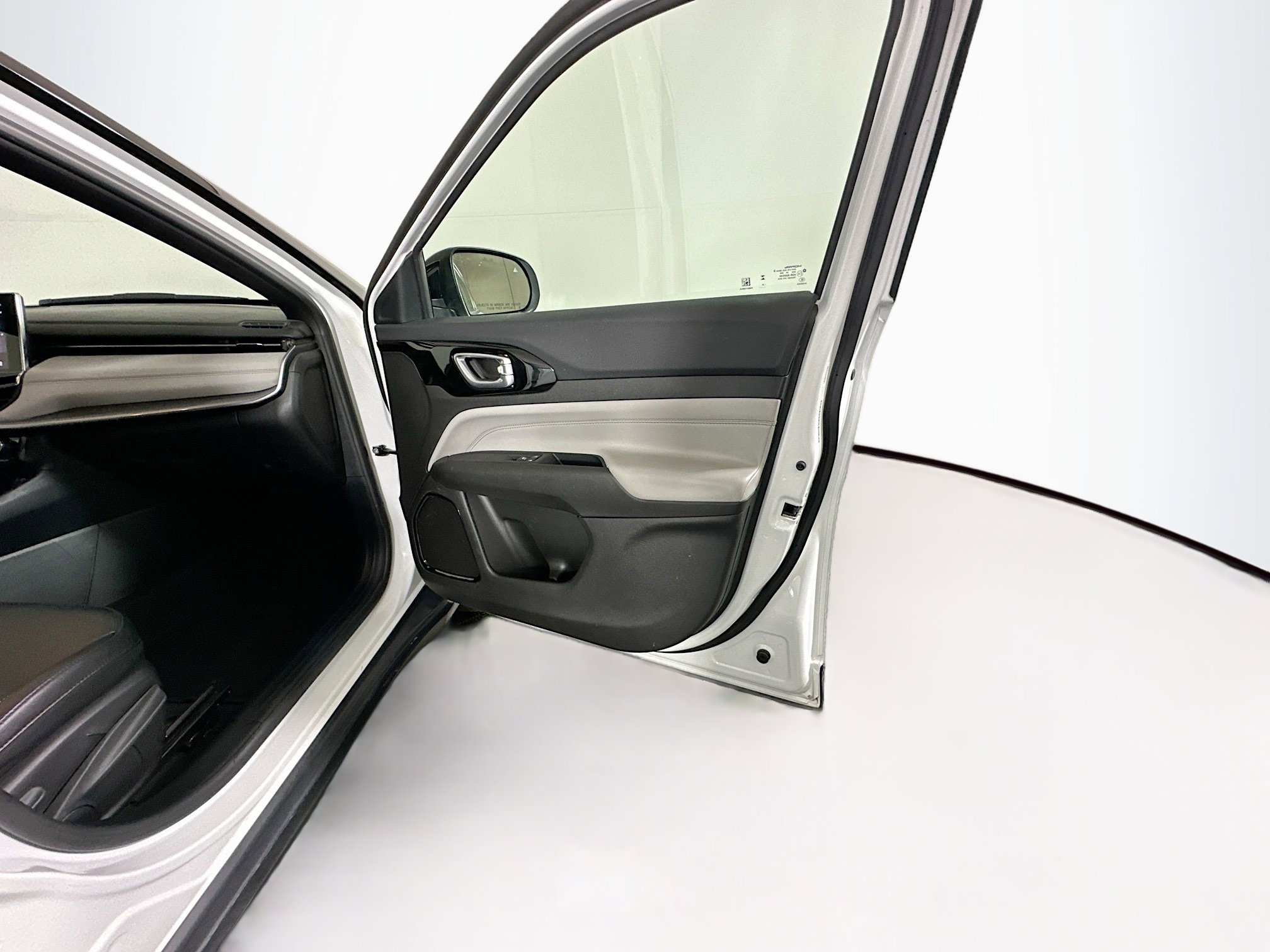 Used 2025 Jeep Compass Limited image 30