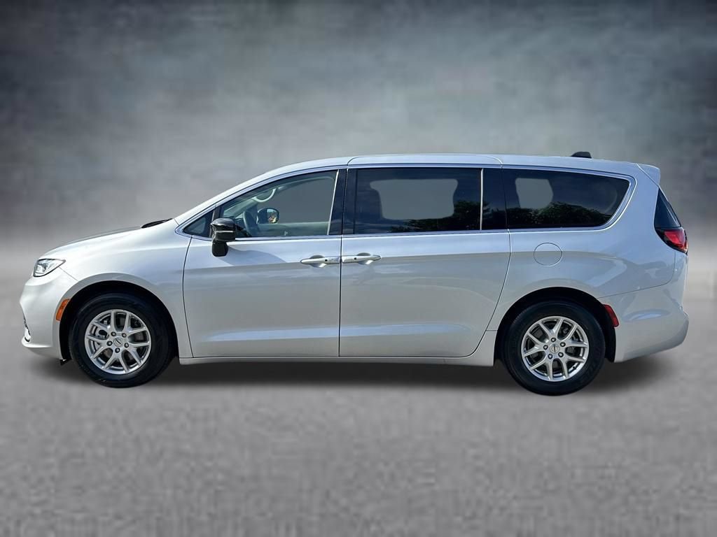 Used 2024 Chrysler Pacifica Touring-L FWD image 8