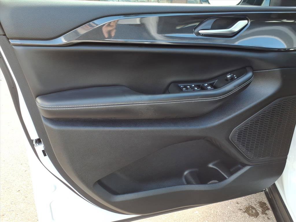 Used 2023 Jeep Grand Cherokee L Laredo image 14