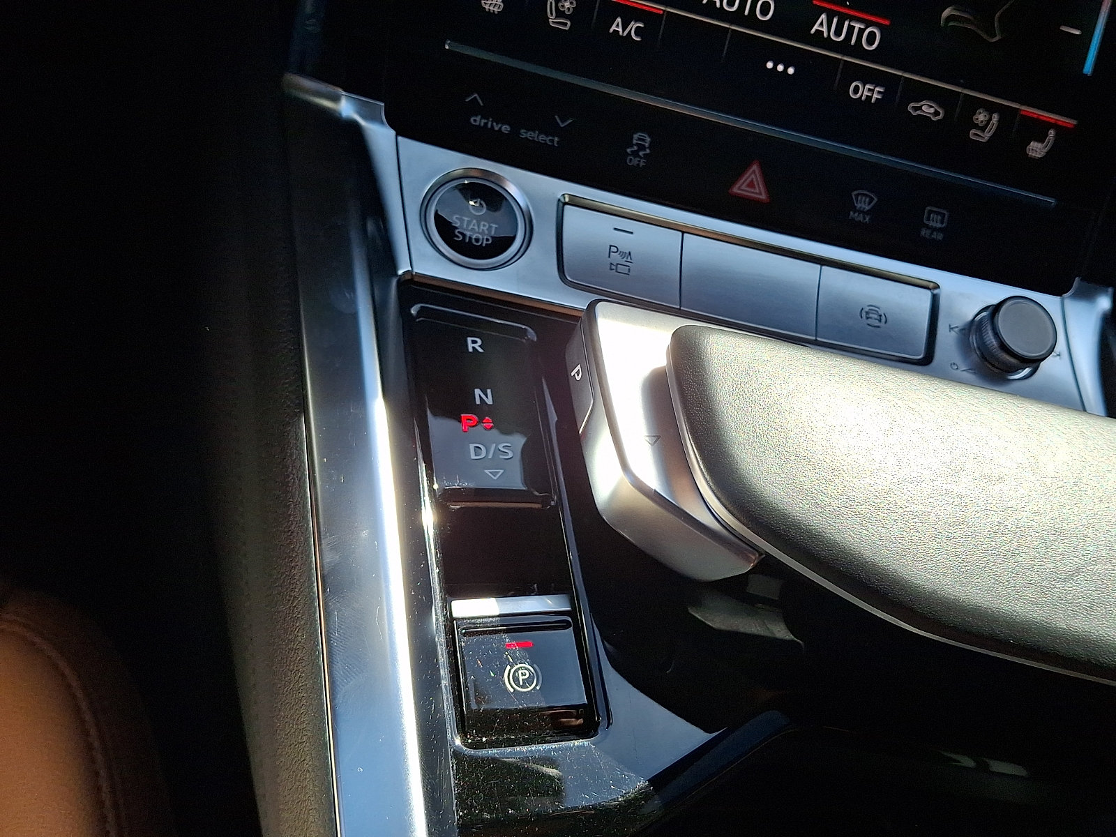 Used 2022 Audi e-tron Premium Plus w/ Premium Plus Package AWD/4WD image 15