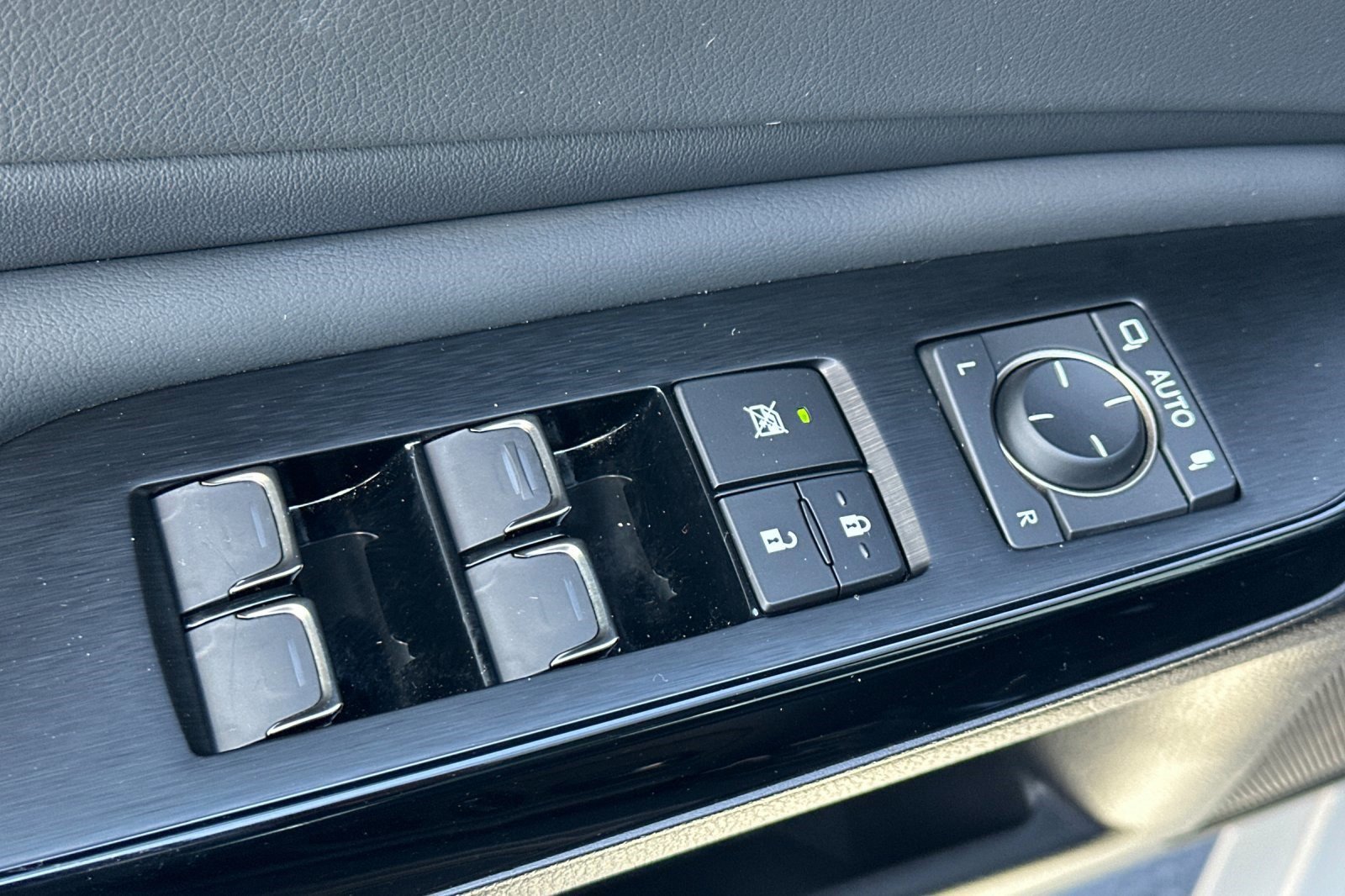 Certified 2025 Lexus ES 300h w/ Premium Package image 13