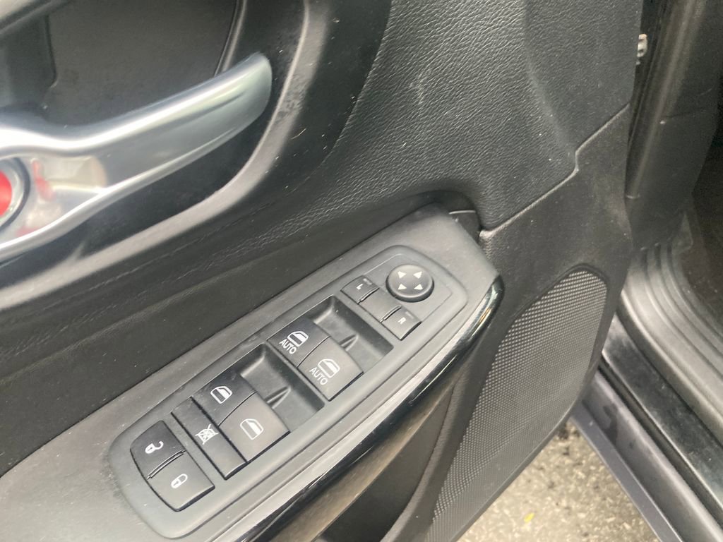 Used 2021 Jeep Cherokee Latitude Plus AWD/4WD image 14