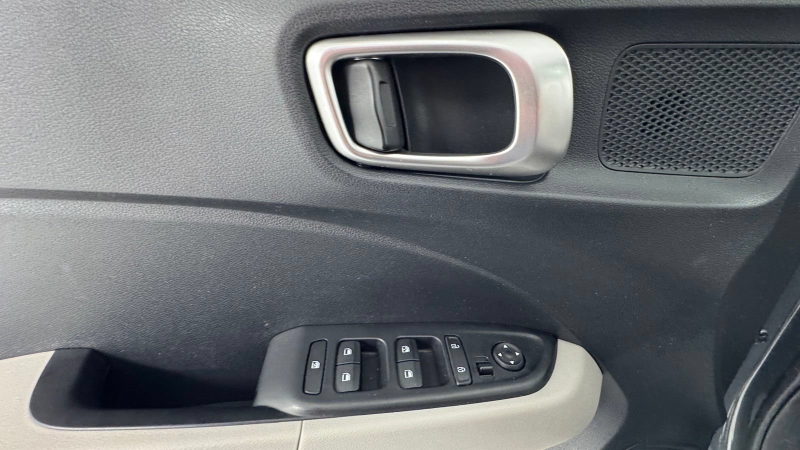 Used 2025 Hyundai Venue SEL FWD image 19