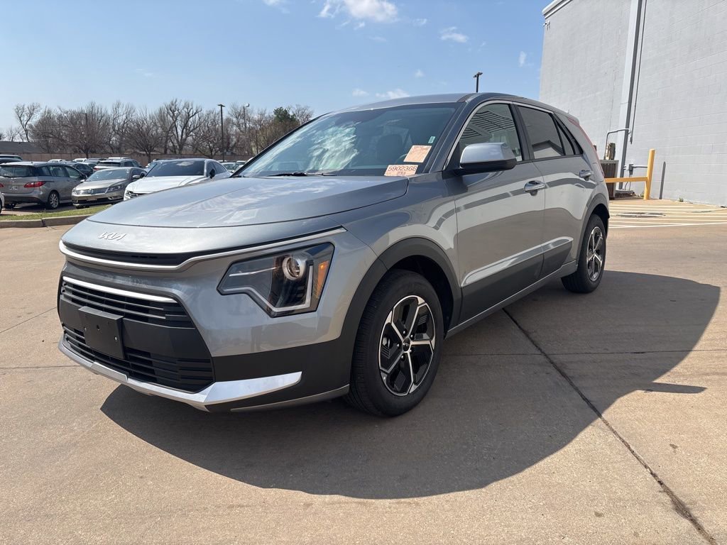 Used 2025 Kia Niro LX image 3