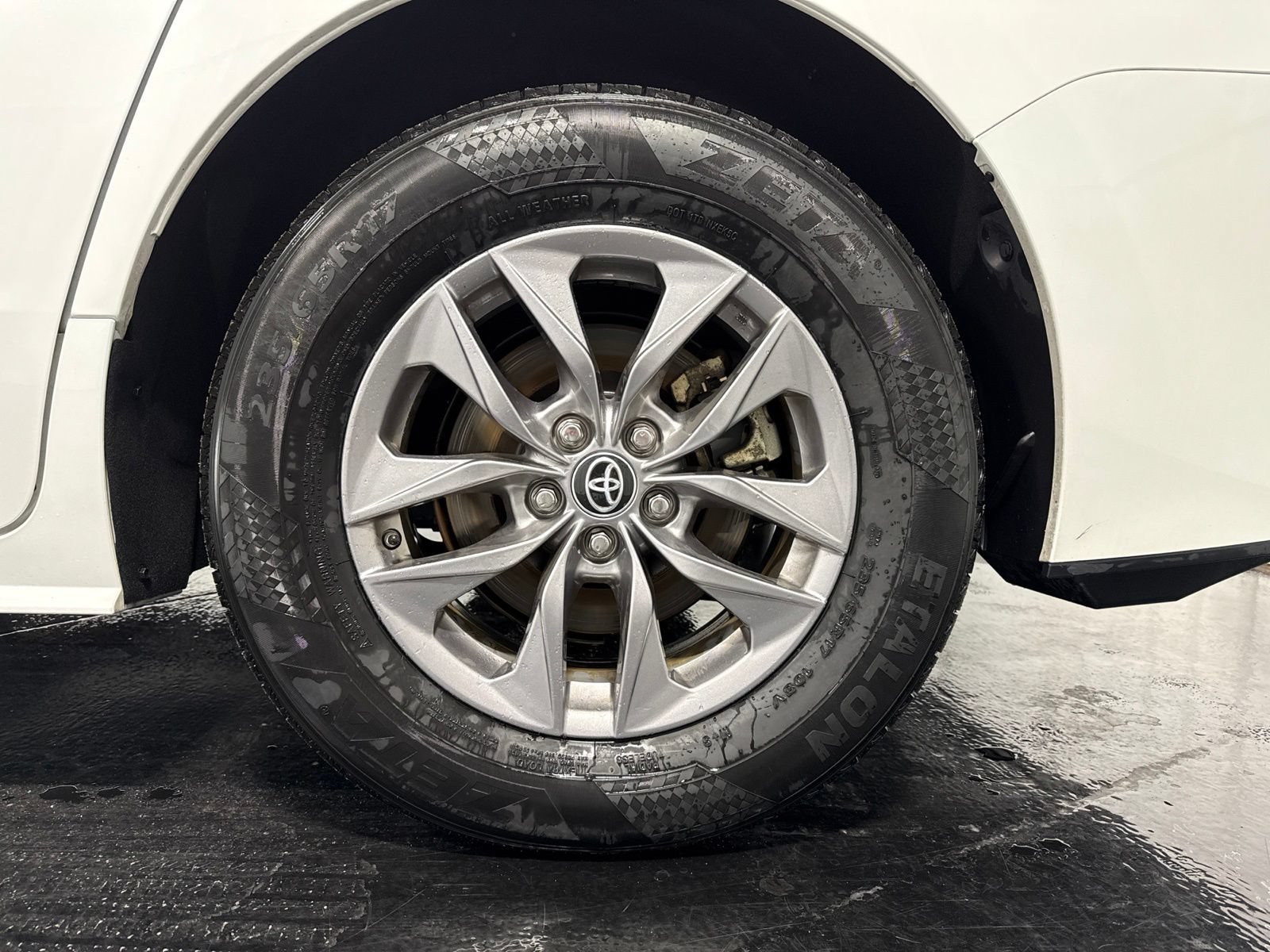 Used 2025 Toyota Sienna XLE FWD image 9