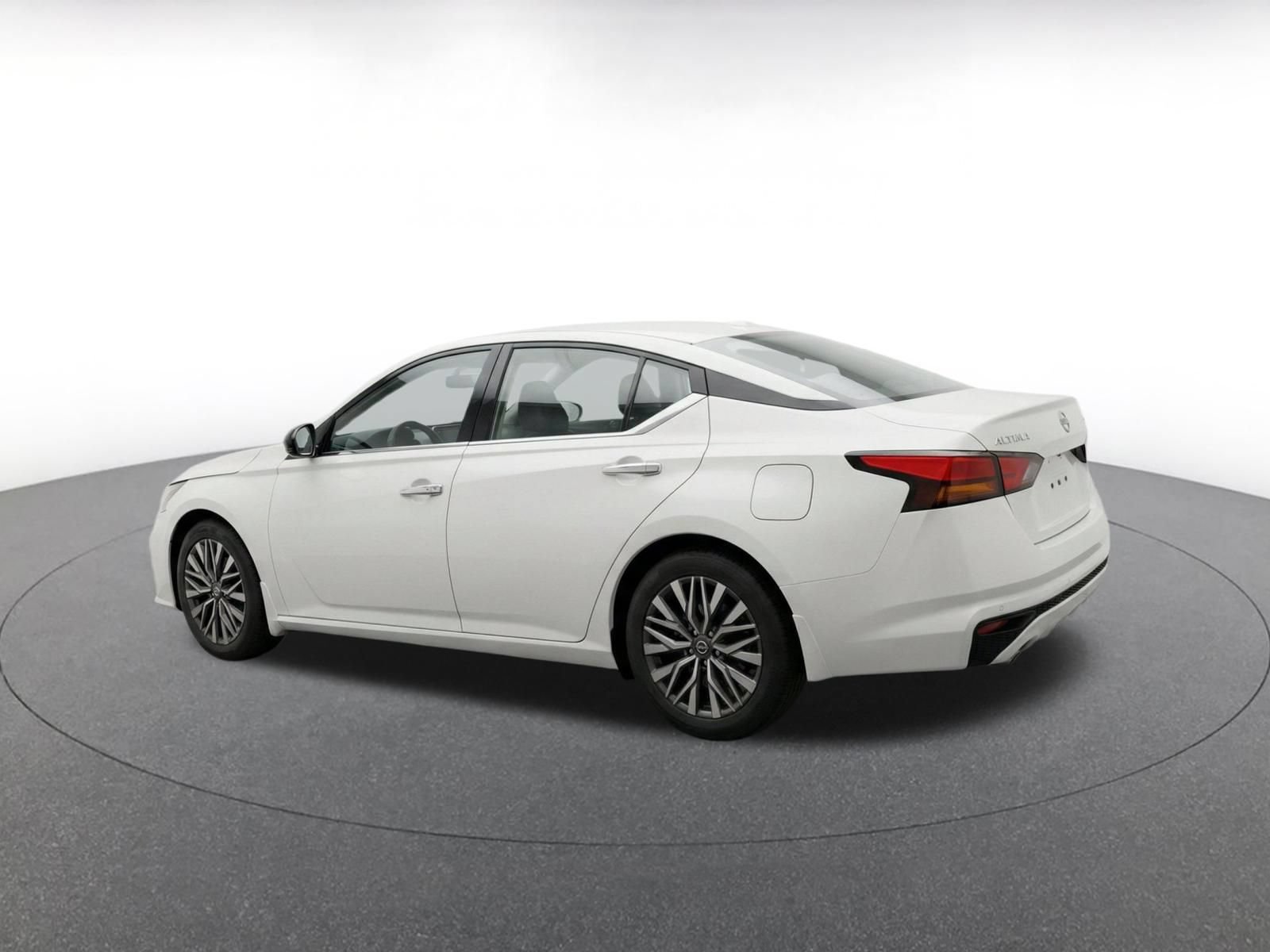 Used 2025 Nissan Altima 2.5 SV FWD image 6