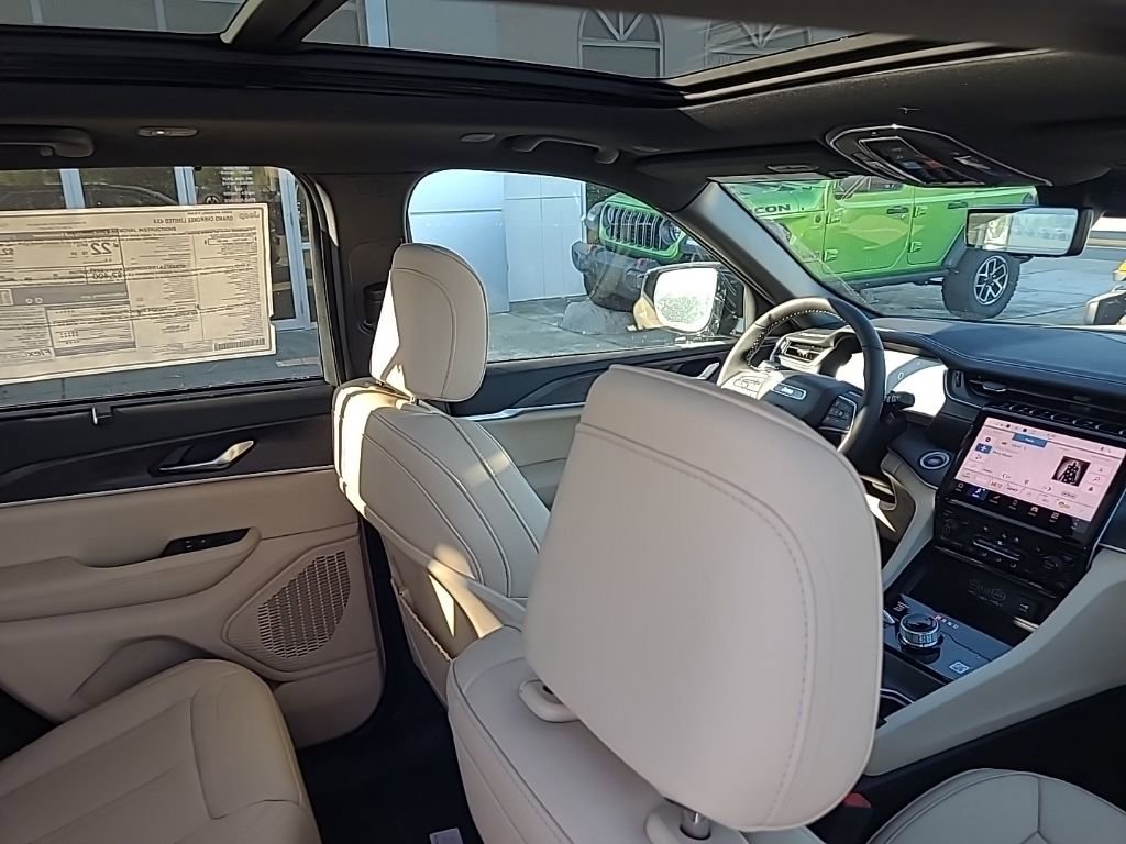 New 2025 Jeep Grand Cherokee Limited w/ Luxury Tech Group II image 23
