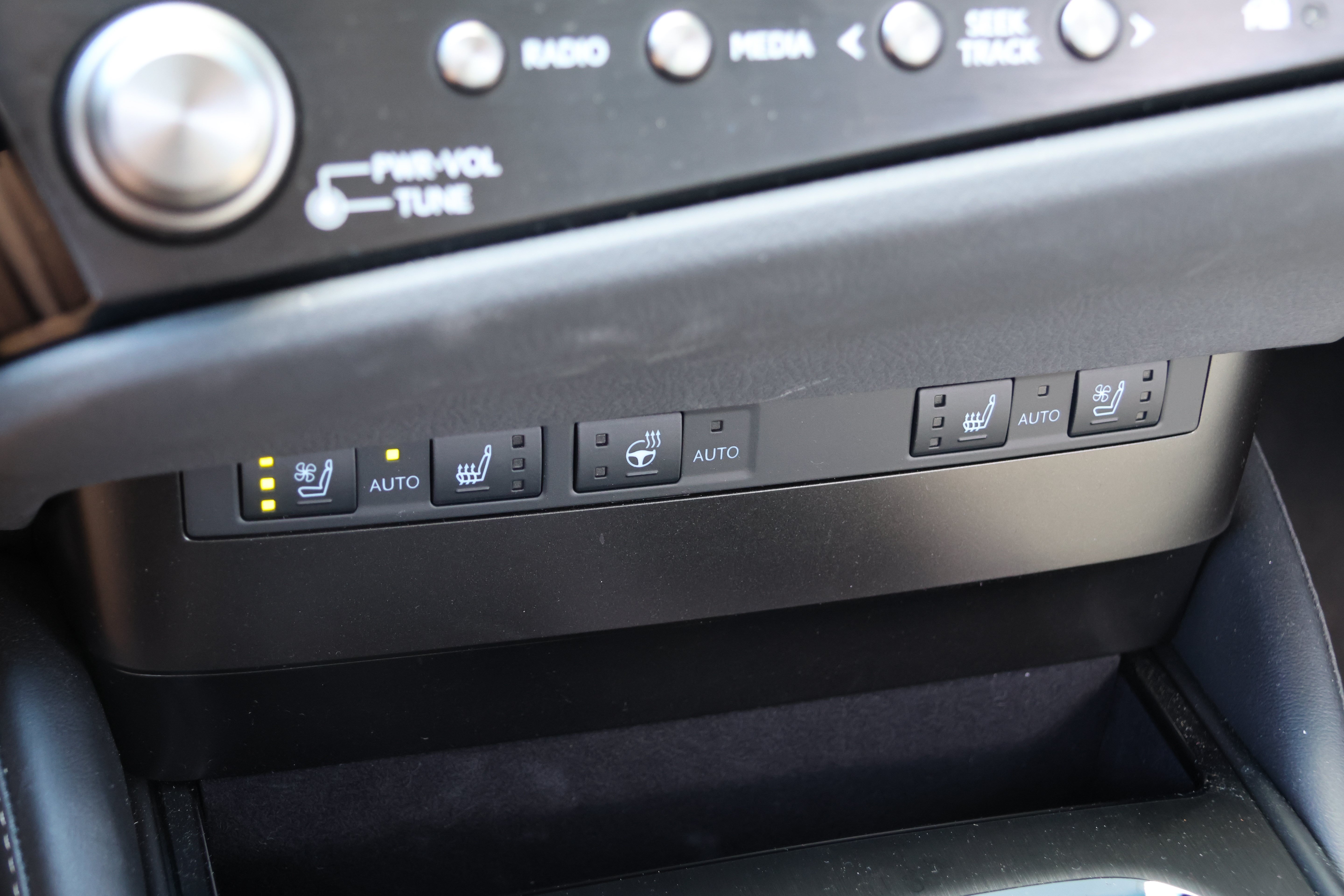 Certified 2025 Lexus ES 300h w/ Premium Package FWD image 27