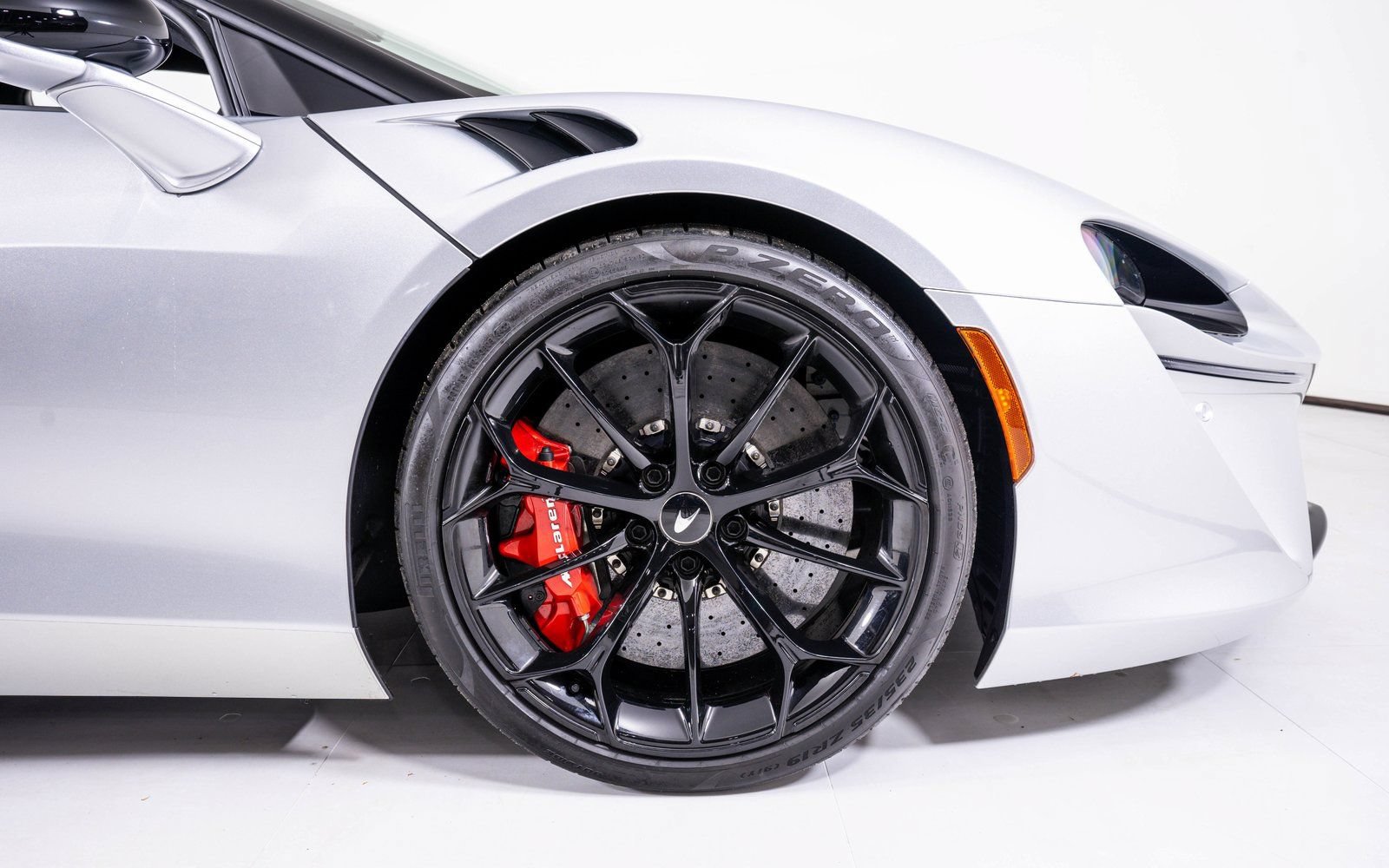 Used 2023 McLaren Artura RWD image 15