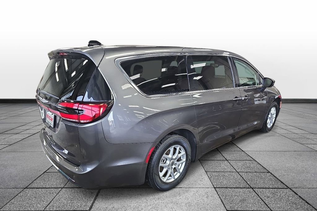Used 2023 Chrysler Pacifica Touring-L FWD image 5