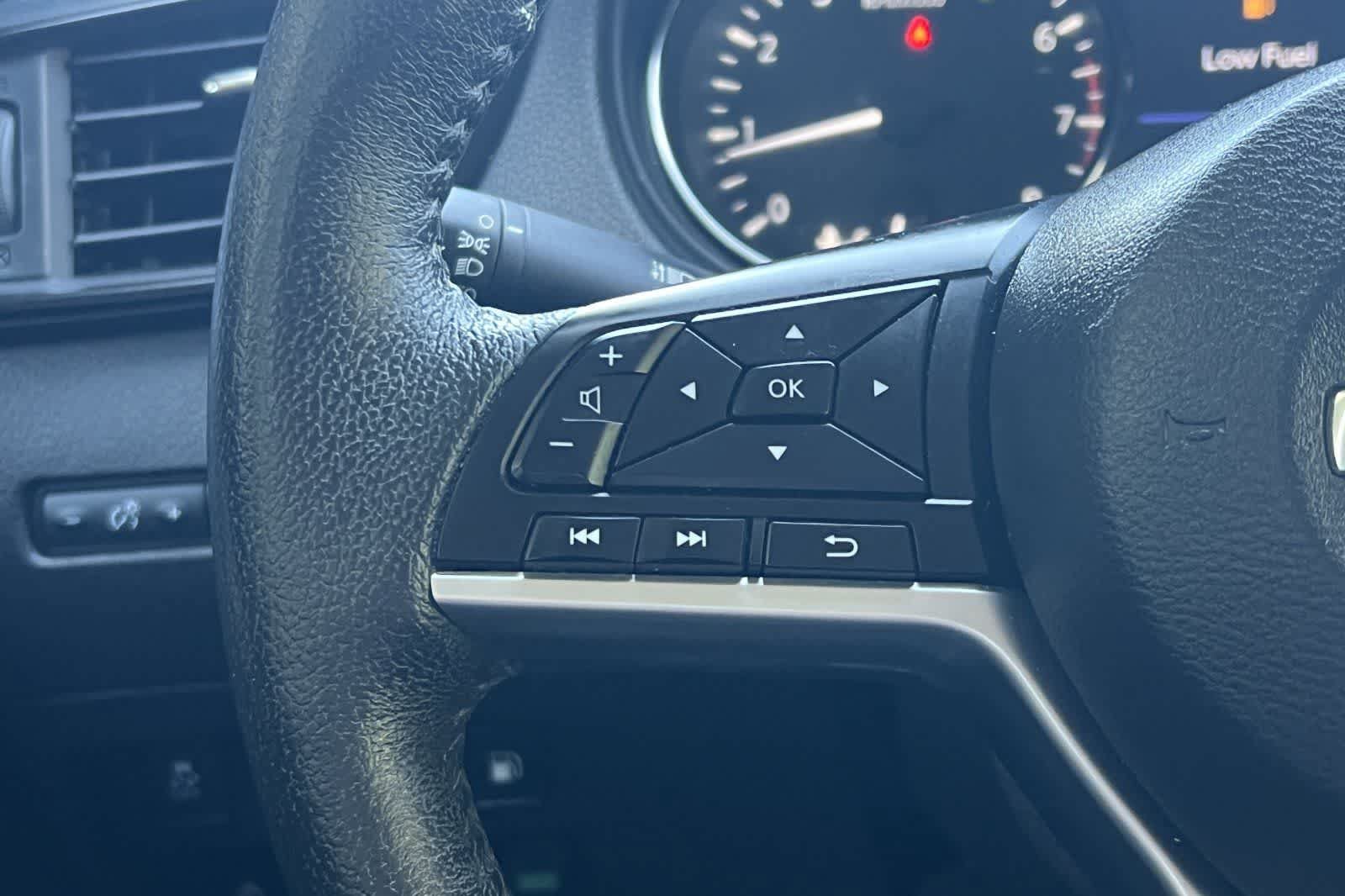 Used 2020 Nissan Rogue SV w/ Premium Package FWD image 31